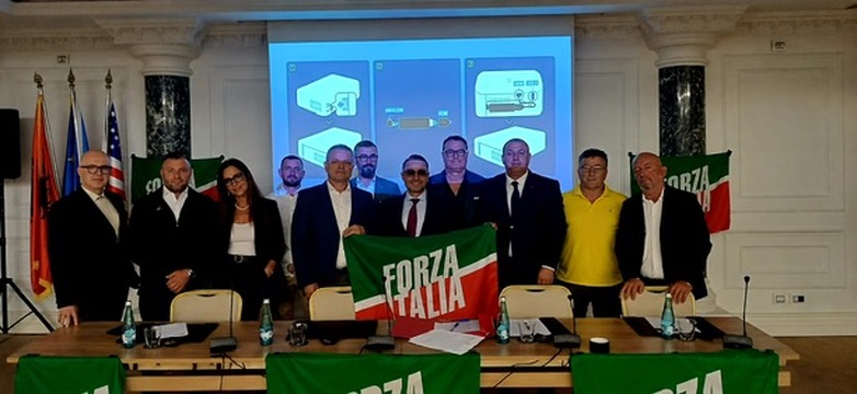Partecipanti al Congresso di Forza Italia in Albania con la bandiera del partito